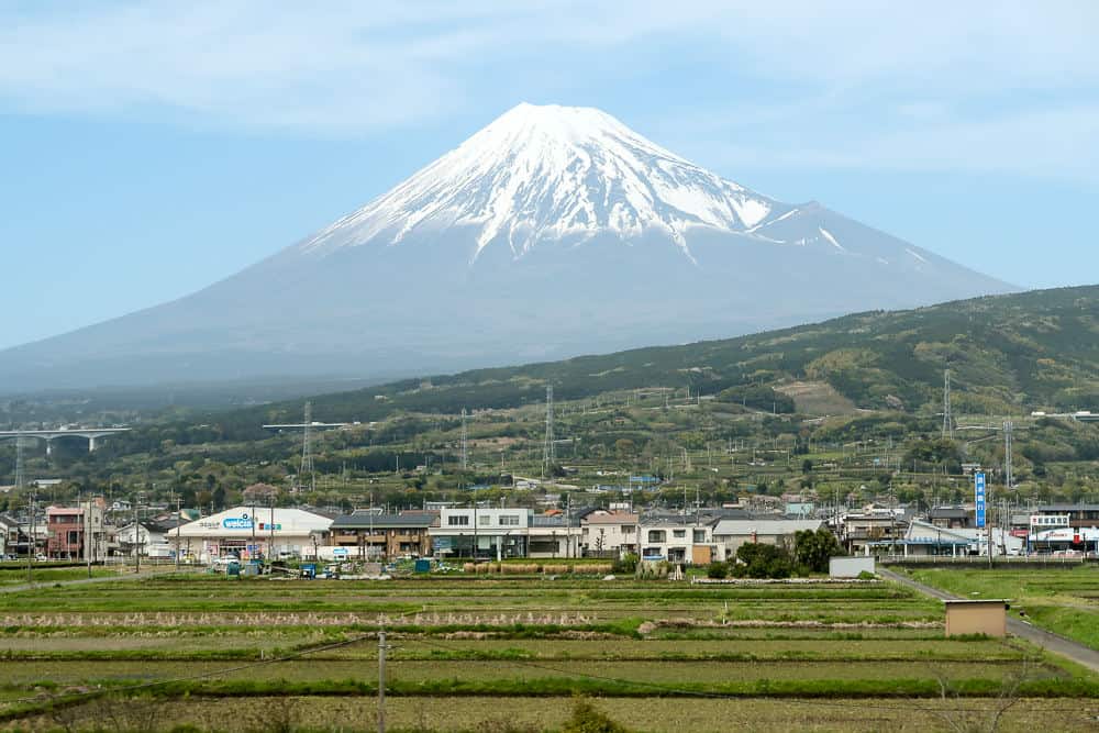 The life of a travel blogger - passing Mount Fuji